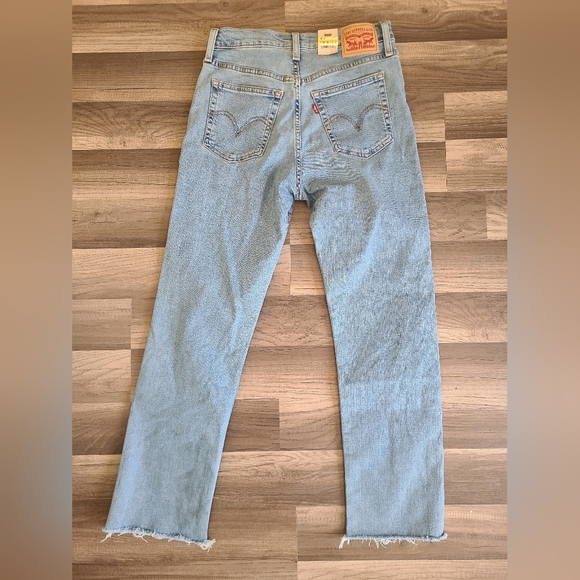 Levi's Women's Wedgie Staight Light Blue Jeans with Knee Distress Nwt - Picture 2 of 3